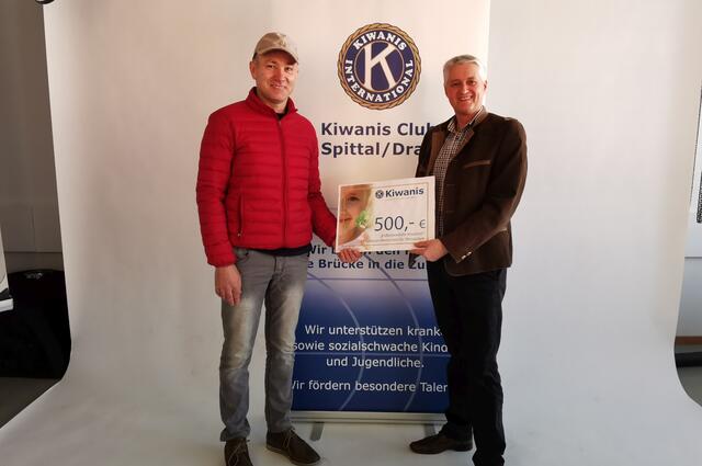 Bildunterschrift
(v.l.n.r.): Spendeninitiator Mato Sajinovic und Kiwanis Präsident Adi Lackner bei der symbolischen Scheckübergabe. Adolf Lackner, Foto KC Spittal