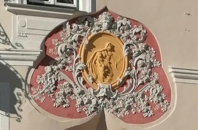 Das neu renovierte Madonnenmedaillon am Polsterhaus. | Foto: kope