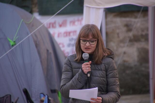 „Platz machen im Land und Herz“, will Magdalena Lorenz, wie sie in ihrem Poetry-Salm schilderte.  | Foto: Helmut Eder