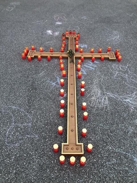 Das Kreuz am Karfreitag am Kirchenplatz