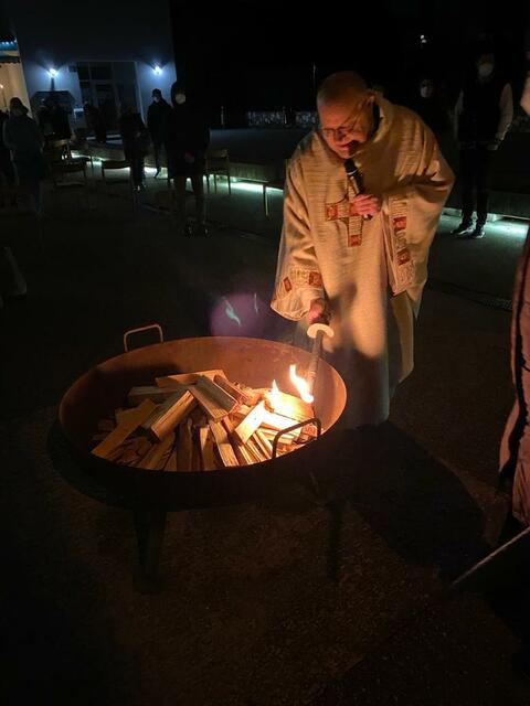 Entzünden des Osterfeuers in der Osternacht