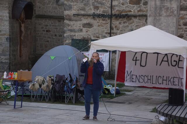  „Weiterhin ein sichtbares für mehr Menschlichkeit im Umgang mit geflüchteten Menschen setzen kann jeder  weiterhin  mit der Aktion „Das Herz am rechten Fleck“ , so Anna Bräuer vom Aktionsteam. Zur Erinnerung: Einfach ein Herz auf der rechten Seite der FFP2 Maske aufmalen. | Foto: Helmut Eder