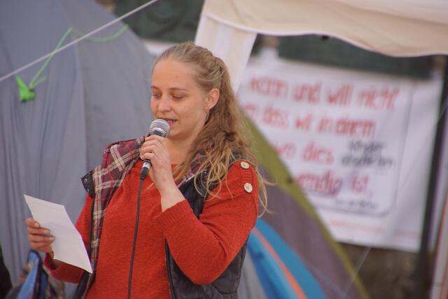 „Wie Menschlichkeit Wurzeln schlagen und weiterwachsen soll“, schilderte Anna Bräuer bildlich in einer Geschichte von der „kleinen Palme“.  | Foto: Helmut Eder