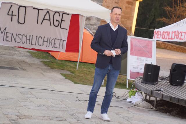 „Menschenrechte dürfen keine Grenzen haben und gelten für alle: auch vor der eigenen Haustüre“, so seine Botschaft. Die großteils jungen Aktivisten ermutigte er weiterzumachen: Bleibt laut!“   | Foto: Helmut Eder