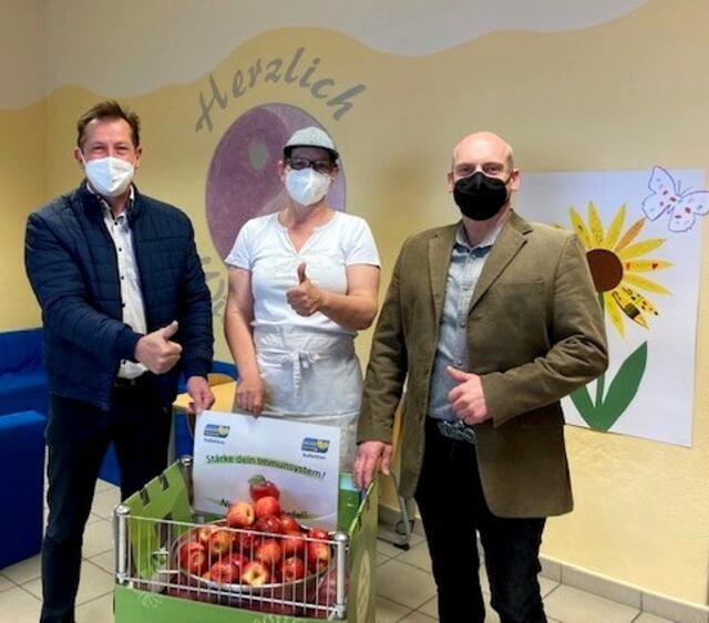 AK-Leiter Kurt Pawluk, Schulköchin Susi Humer, und
Elternvereinsobmann Thomas Müller (von links)
 | Foto: Gesunde Gemeinde Roßleithen