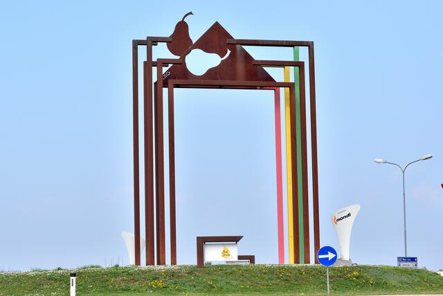 Kreisverkehr Weißes Kreuz in Amstetten/Neufurth: "Das Tor zur Most- und Eisenstraße" von Sepp Eybl.