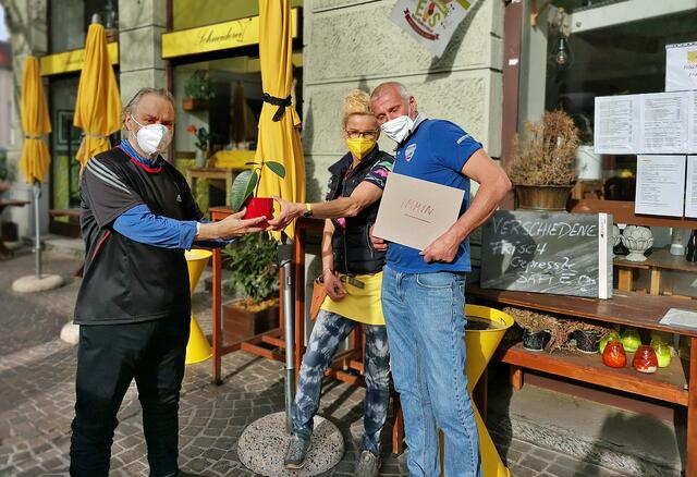 Übergabe des Ostergeschenkes (Gummibaum) von Jan Meijboom durch Sylke und Ludwig Schneider | Foto: Roland Pössenbacher