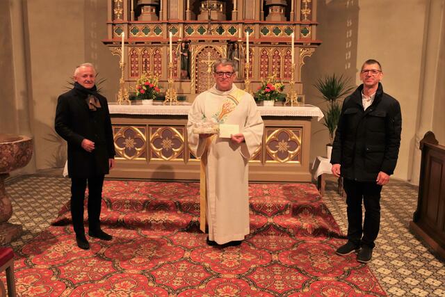  Bürgermeister Karl Stegh und Vorsitzender Stellvertreter des Pfarrkirchenrates, Diakon Franz Wimmer und Josef Oberradter, Vorsitzender Stellvertreter des Pfarrgemeinderates (v. li.). | Foto: Franz Putz