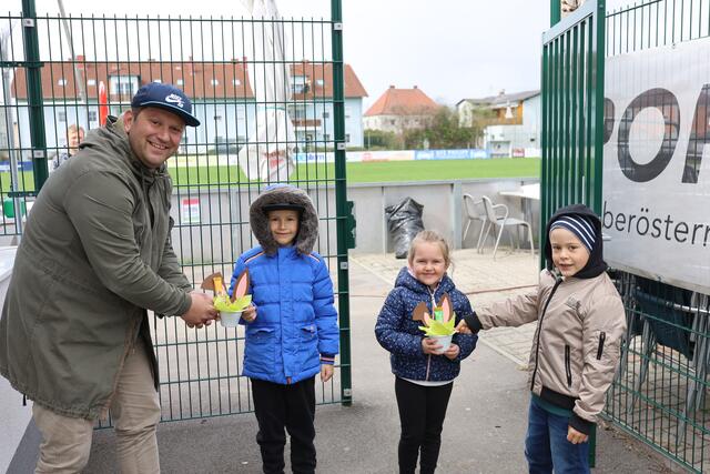 Tudi Dinu übergibt die gebastelten Osternester an die Kids.