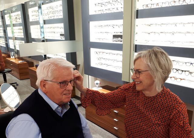 Petra Staudacher passt ihrem ehemaligen Direktor die Brille an. Nur für das Foto ohne Maske.