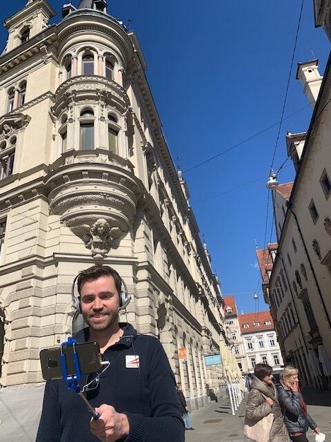Mit dem Headset spaziert David Zottler durch Graz – auch am kommenden Wochenende wieder.