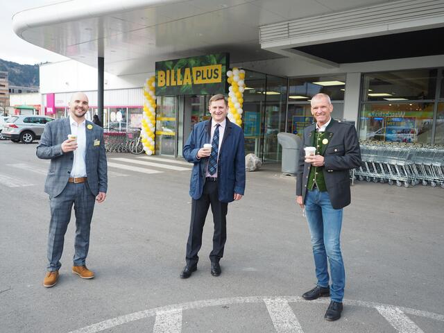 Der Merkur in Leoben-Leitendorf ist jetzt ein Billa Plus: Marktmanager Kevin Michael Frischer, Bürgermeister Kurt Wallner, Vertriebsmanager Franz Pauker (v.l.).