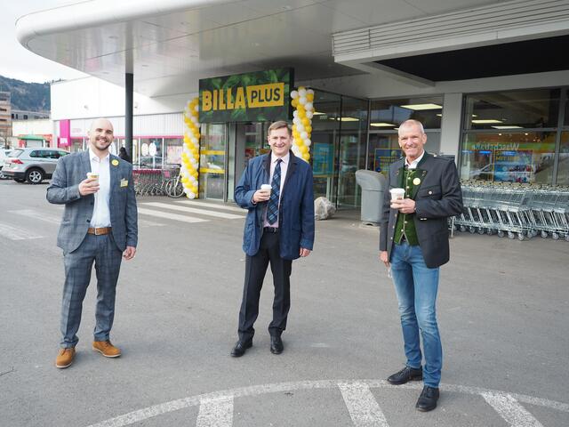 Der Merkur in Leoben-Leitendorf ist jetzt ein Billa Plus: Marktmanager Kevin Michael Frischer, Bürgermeister Kurt Wallner, Vertriebsmanager Franz Pauker (v.l.). | Foto: Gaube