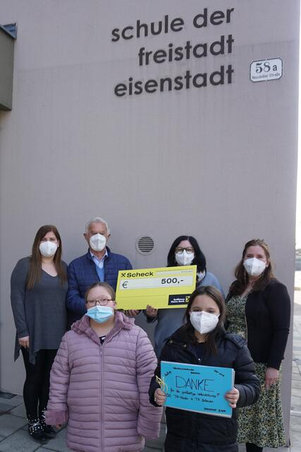 vlnr: Yasmin Türk, Lions Mitglied Hans Skarits, Frau Dir. Petra Weingärtner-Golubich, Ridvana Kospo (Leiterin Tagesheim), vorne: Schülerinnen Imola und Sandra