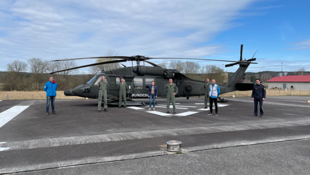 Der Black Hawk am Landeplatz des Zivilschutzzentrums in Gmünd: Bürgermeisterin Helga Rosenmayer (Mitte), NÖZSV-Bezirksleiter und Stadtpolizist René Schreiber (rechts), Vertreter des NÖZSV und des Bundesheeres.
