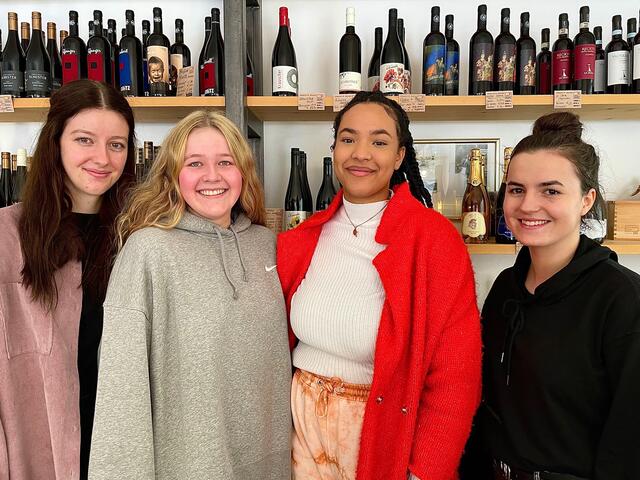 (v.l.) Hannah, Laura, Lilian und Stefanie gestalteten als Diplomarbeit Marketingprodukte für den Feinkostladen „Oafoch Guat“ in Weißbach.  Foto: Monika Schager