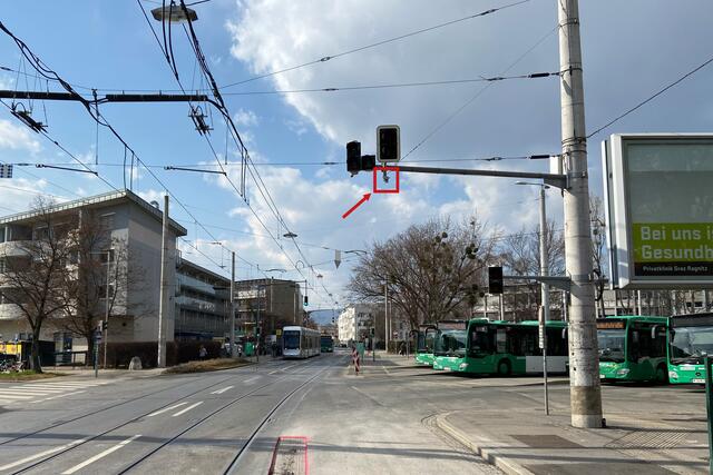 An der Grazer Straßenkreuzung Petersgasse/Inffeldgasse wurde ein 360 Grad-Lidar-Sensor installiert.