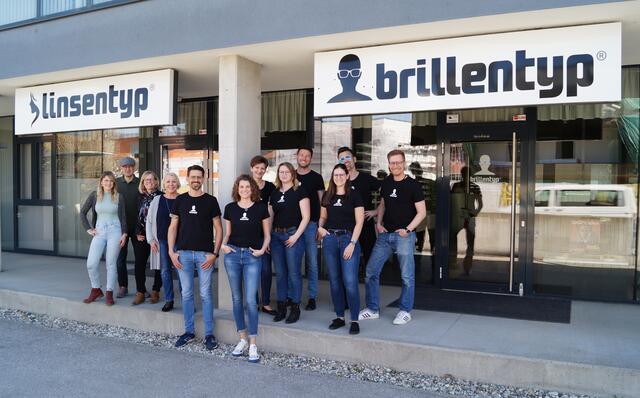 Das 13-köpfige „Brillentyp“ und „Linsentyp“ Team rund um Geschäftsführer Markus Juritsch vor dem Augenoptik- Fachgeschäft in der Ossiacher Zeile 10 in Villach.