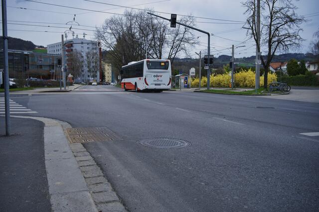 Der fehlende Zebrastreifen zwingt Fußgänger im Zickzack über die zweispurige Altenberger Straße im Stadtteil Dornach. | Foto: Baumgartner/BRS