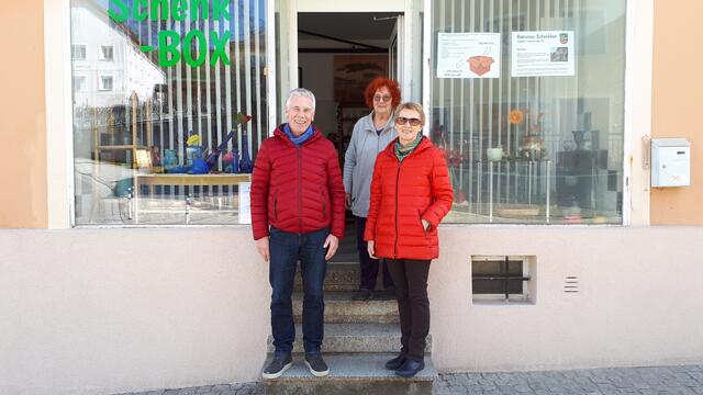 Hausbesitzerin Irmi Lichtenauer in zweiter Reihe mit Margareta und Helmut Führlinger von der SPÖ Kematen