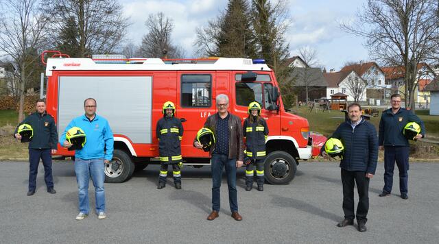 Feuerwehrkommandant Daniel Müllner, Feuerwehrausstatter Georg Kümmel, Martin Hafner, Bürgermeister Alois Strondl, Anja Pregesbauer, Gemeinderat Ernst Pregesbauer und Feuerwehrkommandantstellvertreter Martin Strondl (v.l.).