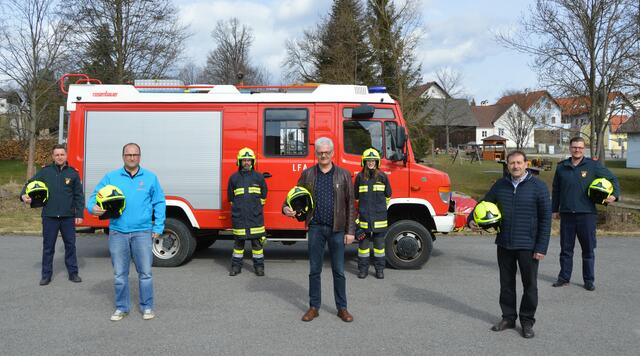 Feuerwehrkommandant Daniel Müllner, Feuerwehrausstatter Georg Kümmel, Martin Hafner, Bürgermeister Alois Strondl, Anja Pregesbauer, Gemeinderat Ernst Pregesbauer und Feuerwehrkommandantstellvertreter Martin Strondl (v.l.). | Foto: FF Albrechts