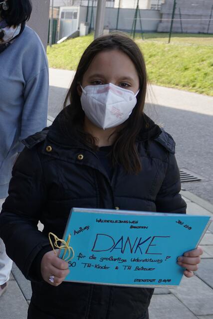 Sandra überreicht ein Erinnerungsheft vom Ausflug zum Walderlebnisweg