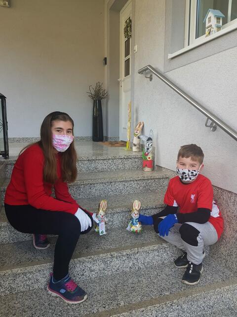 Die Nachwuchs-Glashütter Sumpfgeistler Anna und Alexander Stifter beim Ausführen des Ostergrußes | Foto: Glashütter Sumpfgeister