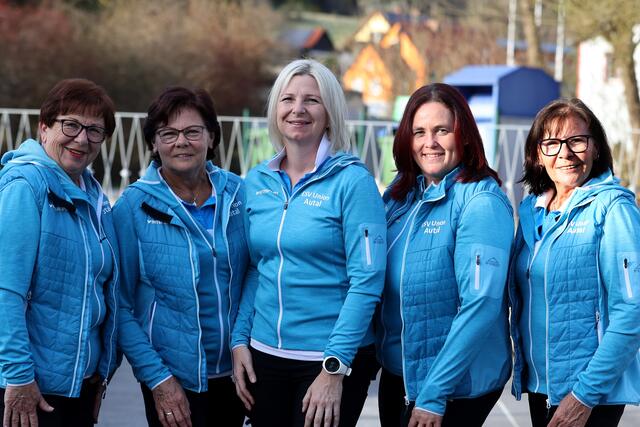 Große Freude beim Team des ESV Autal um Beatrix Karner (m.). Die Stocksportlerinnen sind kurzfristig in die Staatsliga nachgerückt.