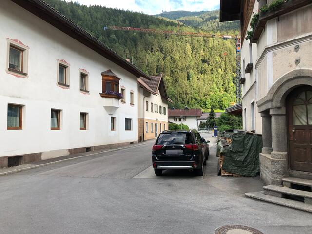 In der Oberen Bachgasse  wurde 2020 ein Parkverbot eingeführt - unter den Abdeckplatten fließt der Zammer Dorfbach. | Foto: Othmar Kolp