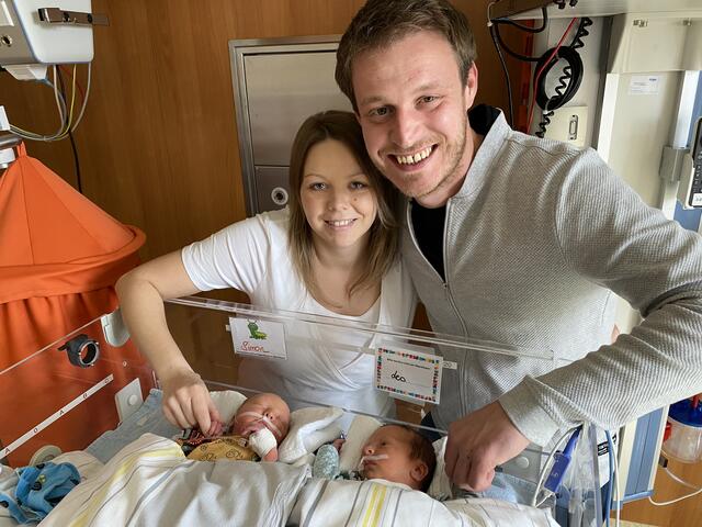 Daniela Gruber und Haimo Peterleitner mit ihren Zwillingssöhnen Leo und Simon.