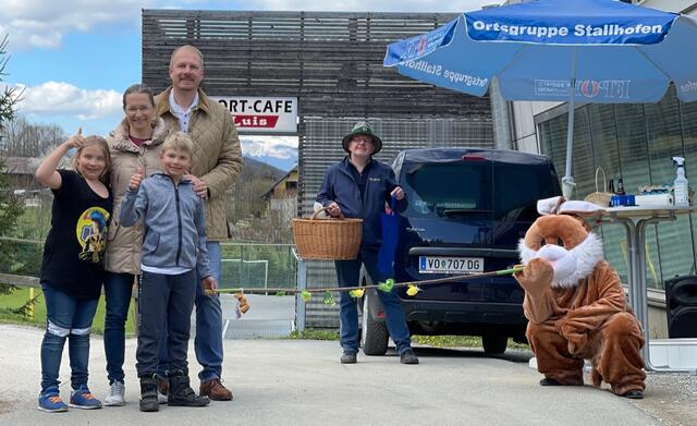 Vize-Bgm. Bernhard Rößl organisierte das Nesterlsuchen, BR Markus Leinfellner mit Familie war auch live dabei. Genauso wie der Osterhase. | Foto: KK
