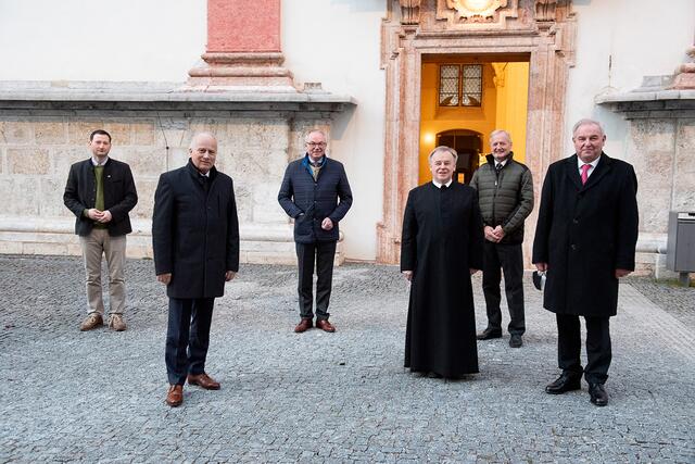 Die Gratulationen zum Geburtstag erfolgten nach der Gründonnerstagsmesse: NÖ Bauernbunddirektor Paul Nemecek, Landesrat Johann Seitinger, NÖ Bauernbundobmann LH-Stv. Stephan Pernkopf, Superior Pater Michael Staberl, Mariazells Bürgermeister Walter Schweighofer und LH Hermann Schützenhofer. | Foto: Josef Kuss