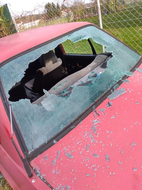 Mit einer Axt oder ähnlichem Gerät wurden Oldtimer demoliert. | Foto: Mario Schuh