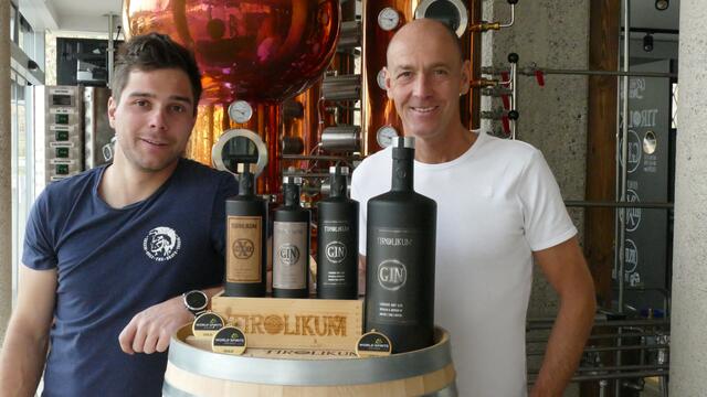 Thomas und Peter Kronbichler (v.l.) konnten sich über drei Mal Gold für ihren "Tirolikum Gin" freuen.  | Foto: Kronbichler