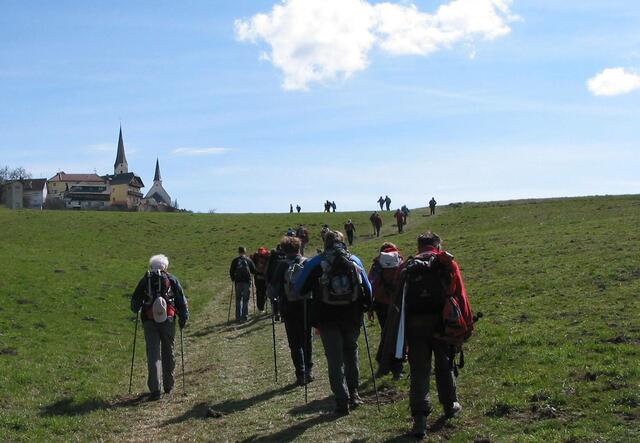 Angeführt von den Kreuzträgern zieht der Wanderpilgerstrom beim Vierbergelauf bis zum Lorenziberg. Die Messen können heuer nicht stattfinden,
die Kirchen bleiben aber für persönliche Einkehr und Gebet der Pilger geöffnet.