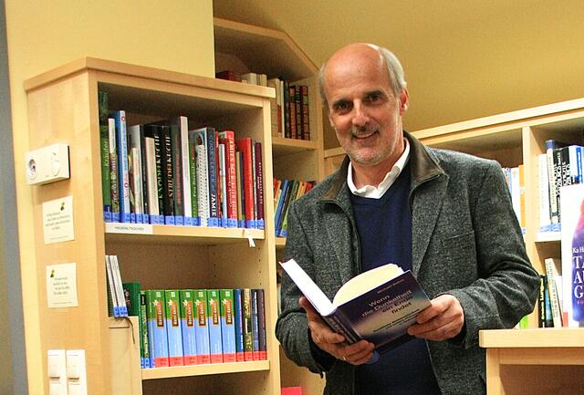 „Nach 22 Jahren Gemeindepolitik ist die Zeit für einen Wechsel in Göriach reif. (...) Persönlich blicke ich dankbar auf zwei arbeitsreiche Jahrzehnte zurück und ich gehe zufrieden in den Ruhestand", sagt Reinhard Radebner (Archivfoto), der sich im Juli, nach 22 Jahren als Bürgermeister von Göriach, aus dieser Funktion zurückziehen wird. Hier, in diesem Archivfoto zu sehen, hatte er uns übrigens das "Soziotop", in dem sich auch die örtliche Bücherei befindet, gezeigt. | Foto: Peter J. Wieland