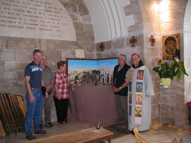 V.l.: Das Telfer Team beim Aufstellen der Weihnachtskrippe in der Kirche „Dominus Flevit“ am Ölberg in Jerusalem: der derzeitige Obmann Bernd Pelster, Josef Köll, Luise Heiss, Robert Heiss und P. Hartwig.
