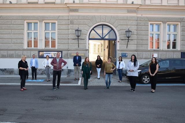 Die Gewinner der letztjährigen Pop-Up-Runde mit Stadtrat Christian Stückler, Landeshauptmannstellvertreterin Gaby Schaunig, Bürgermeister Hannes Primus und Betreuerin Patricia Radl-Rebernig | Foto: RMK