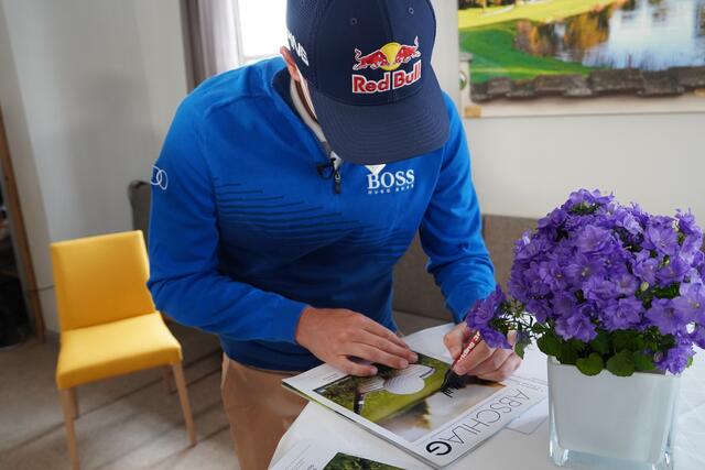 Für die Bezirksblätter signiert Top-Golfer Matthias Schwab drei Exemplare des Bezirksblätter-Magazins "Abschlag"