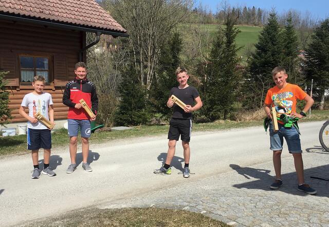 Auch die Ministranten Christoph, Clemens, Josef und Pauli (v.l.) waren mehrere Tage in der Pfarre Windischgarsten als Ratschenbuben unterwegs.