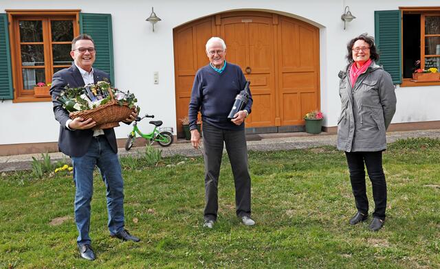 Günter Höllerl mit Hans-Peter Reisinger und Gertrude Kleber.