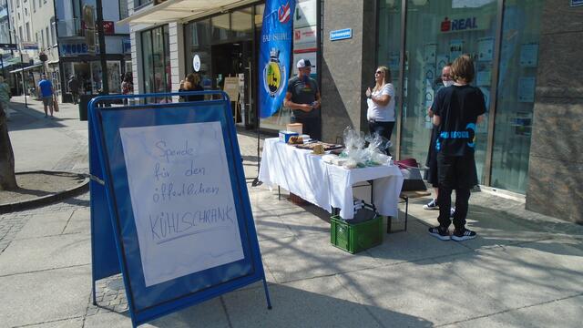 Beim Osterstandl am Sparkassenplatz sammelte die Ischler FPÖ durch einen Kuchenverkauf Spenden. | Foto: FPÖ Bad Ischl