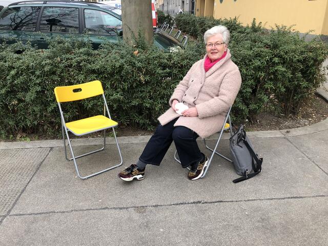 Christine Hahn zeigt vor: In der Trambauerstraße gibt es genug Platz für Sessel zum Ausruhen. | Foto: Karl Pufler