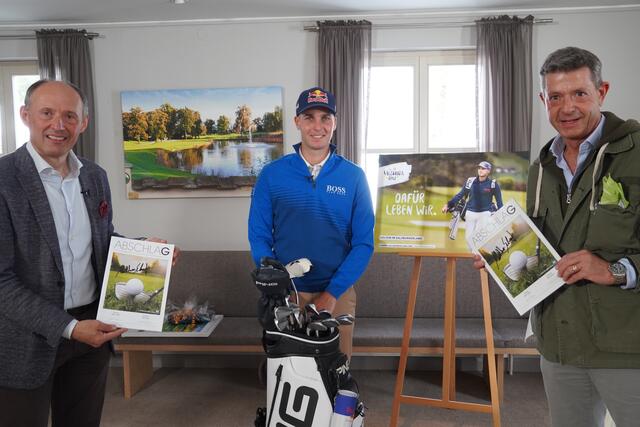 Leo Bauernberger GF SalzburgerLand, Golf-Profi Matthias Schwab und Bezirksblätter-GF Michael Kretz (v.l.) mit dem Bezirksblätter-Golfmagazins "Abschlag".