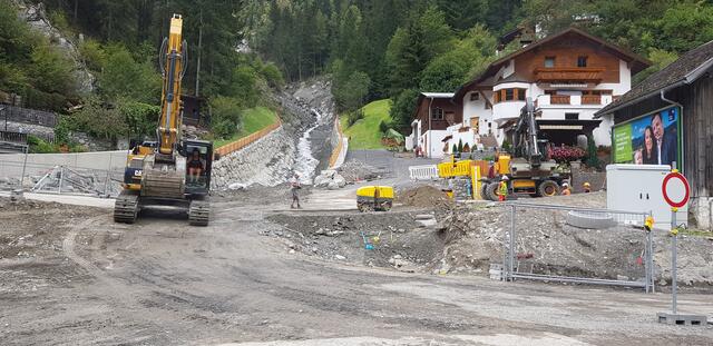 Die Verbauungsarbeiten im Ortsteil Klaus am Dawinbach in Strengen gehen auch heuer weiter (dieses Bild wurde im Herbst 2020 aufgenommen).  | Foto: Gemeinde Strengen
