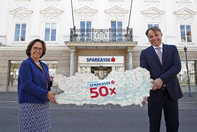 Als beste Regionalbank Österreichs ausgezeichnet und mit 50 Filialen in ganz Kärnten nahe bei den Kunden. Sparkasse-Vorstände Gabriele Semmelrock-Werzer und  Siegfried Huber. | Foto: Eggenberger/Kärntner Sparkasse
