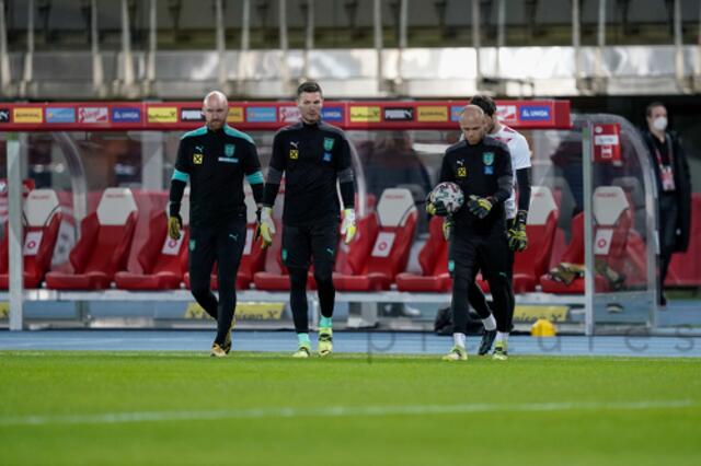 Robert Almer (1.v.l.), Torwarttrainer der Österreichischen Fußballnationalmannschaft, wird in Birkfeld zum "Häuslbauer".