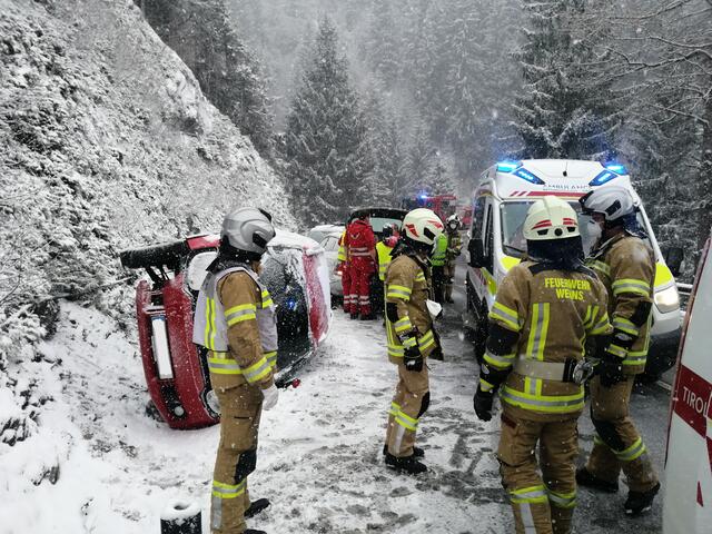 Nur leicht verletzt wurde der Fahrzeuglenker dieses umgekippten PKWs. | Foto: ÖA TEAM FF WENNS