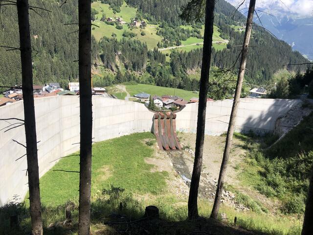Das neu errichtete Auffangbecken am Schallerbach. | Foto: Othmar Kolp